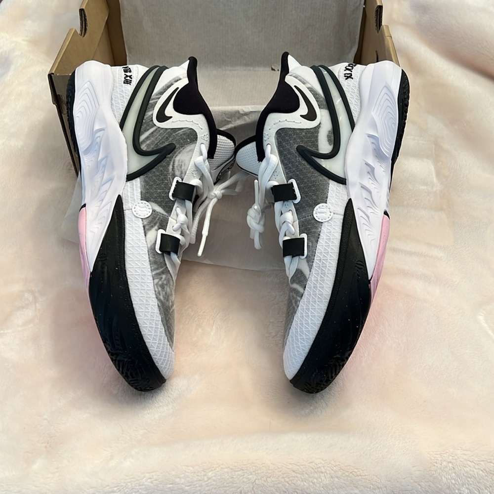 NWOT Nike White and Black Athletic Shoes with the box gift ready - Picture 5 of 5